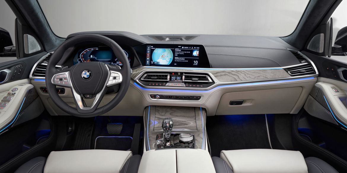 BMW представила рестайлинговый X7