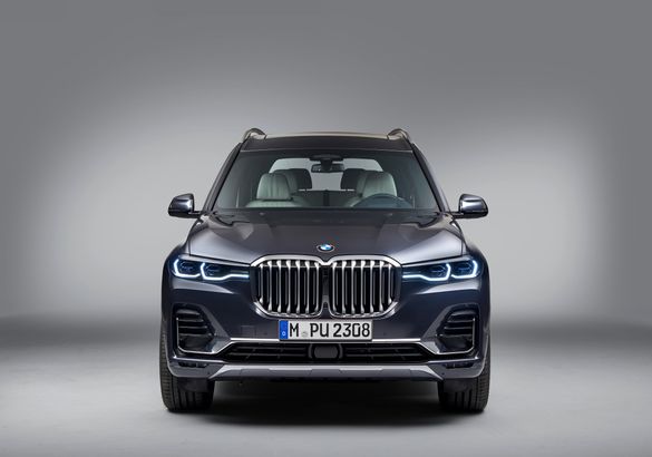 BMW представила рестайлинговый X7