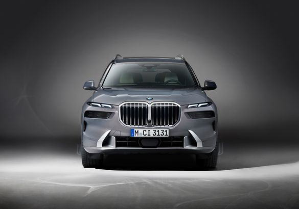 BMW представила рестайлинговый X7