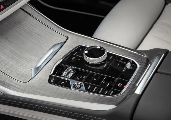 BMW представила рестайлинговый X7