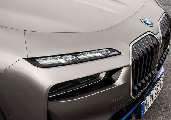 BMW представила седьмое поколение седана 7 Series