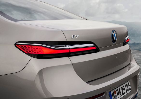 BMW представила седьмое поколение седана 7 Series