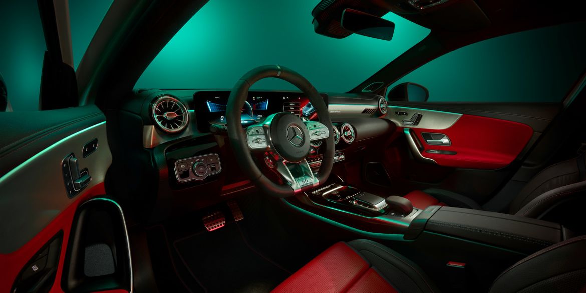 И стар и млад: Mercedes-AMG A 35 и CLA 35 присоединились к празднованию юбилея AMG