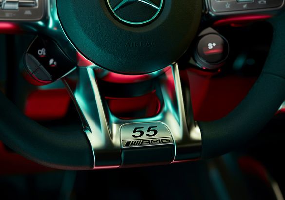 И стар и млад: Mercedes-AMG A 35 и CLA 35 присоединились к празднованию юбилея AMG