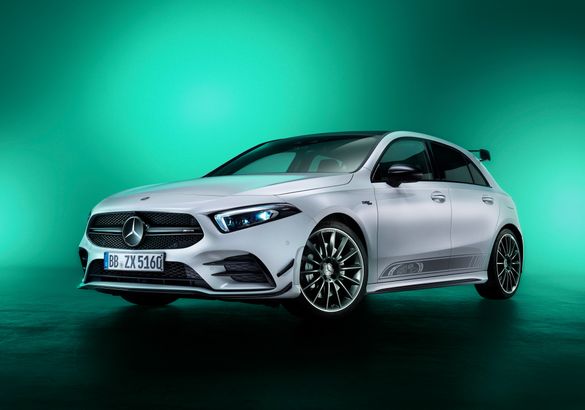 И стар и млад: Mercedes-AMG A 35 и CLA 35 присоединились к празднованию юбилея AMG