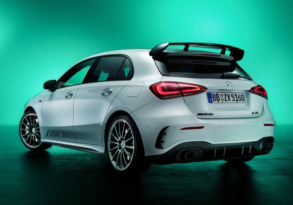 И стар и млад: Mercedes-AMG A 35 и CLA 35 присоединились к празднованию юбилея AMG