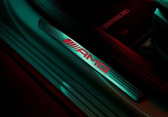 И стар и млад: Mercedes-AMG A 35 и CLA 35 присоединились к празднованию юбилея AMG