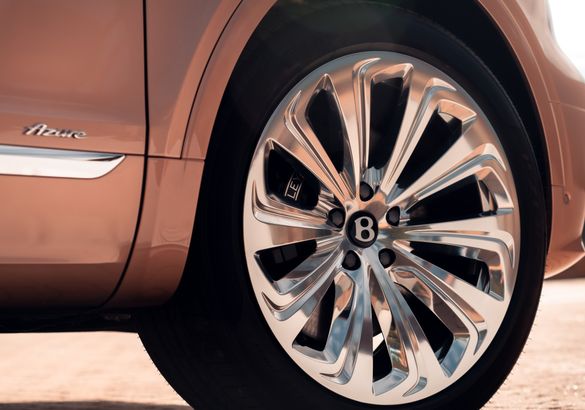 Bentley Bentayga получил длиннобазную версию