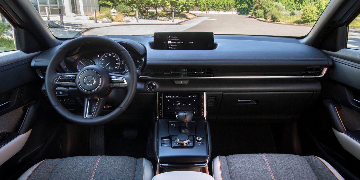 Кроссовер Mazda MX-30 подружился с домашней зарядкой