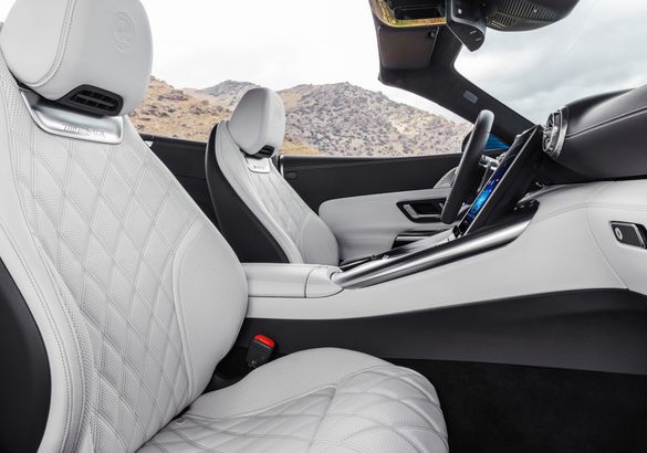 Двухлитровый родстер Mercedes-AMG SL 43 оценили в евро