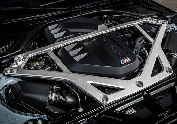 BMW M4 CSL возродил культовую аббревиатуру к юбилею