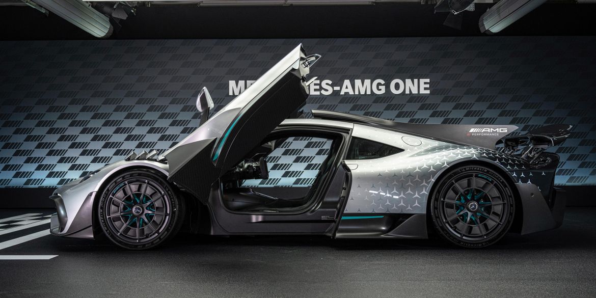 Дорожный гиперкар Mercedes-AMG One дождался официальной премьеры