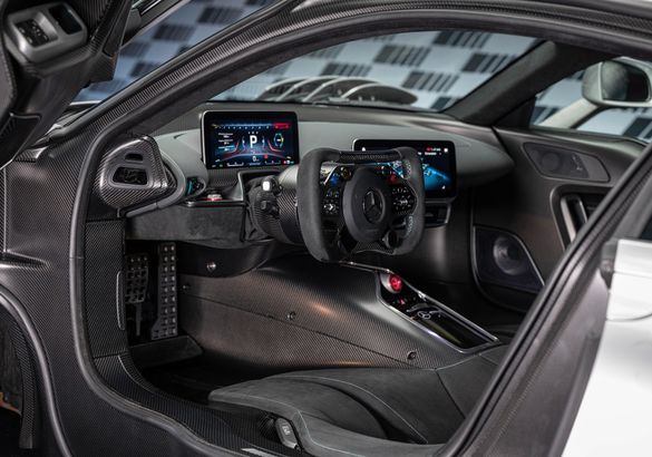 Дорожный гиперкар Mercedes-AMG One дождался официальной премьеры