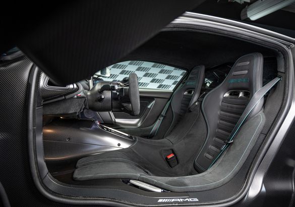 Дорожный гиперкар Mercedes-AMG One дождался официальной премьеры