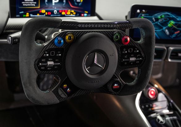 Дорожный гиперкар Mercedes-AMG One дождался официальной премьеры