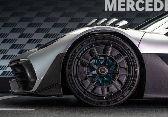 Дорожный гиперкар Mercedes-AMG One дождался официальной премьеры