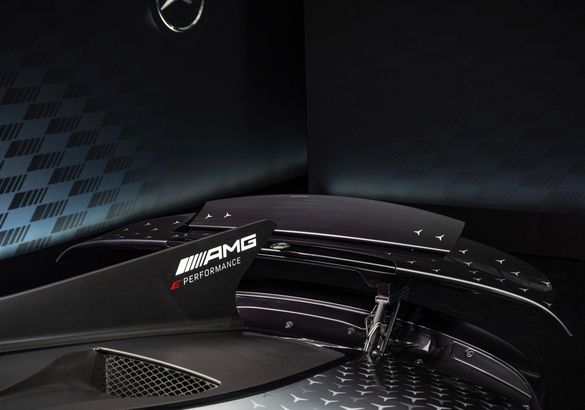 Дорожный гиперкар Mercedes-AMG One дождался официальной премьеры