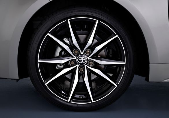 Toyota Corolla замаскировала техническую модернизацию под фейслифтинг