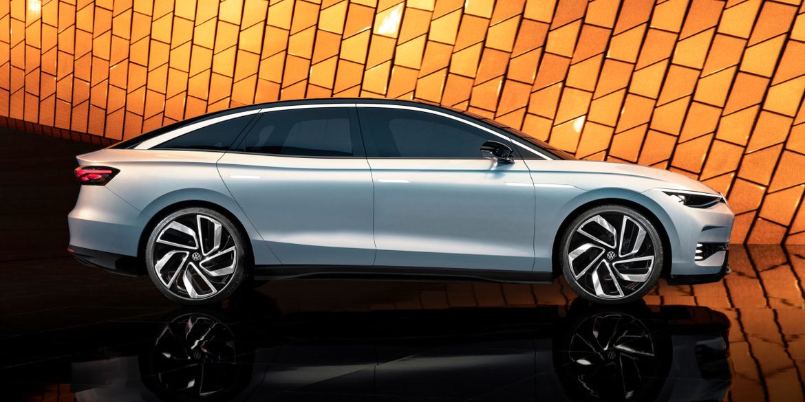 Volkswagen показал свой первый электроседан