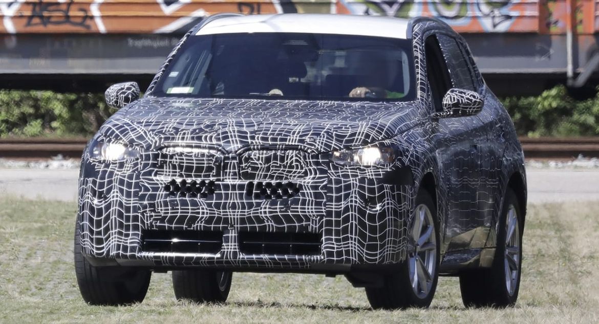 Новый BMW X3 попался фотошпионам на дорожных тестах