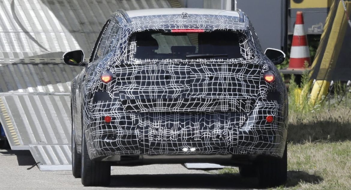 Новый BMW X3 попался фотошпионам на дорожных тестах