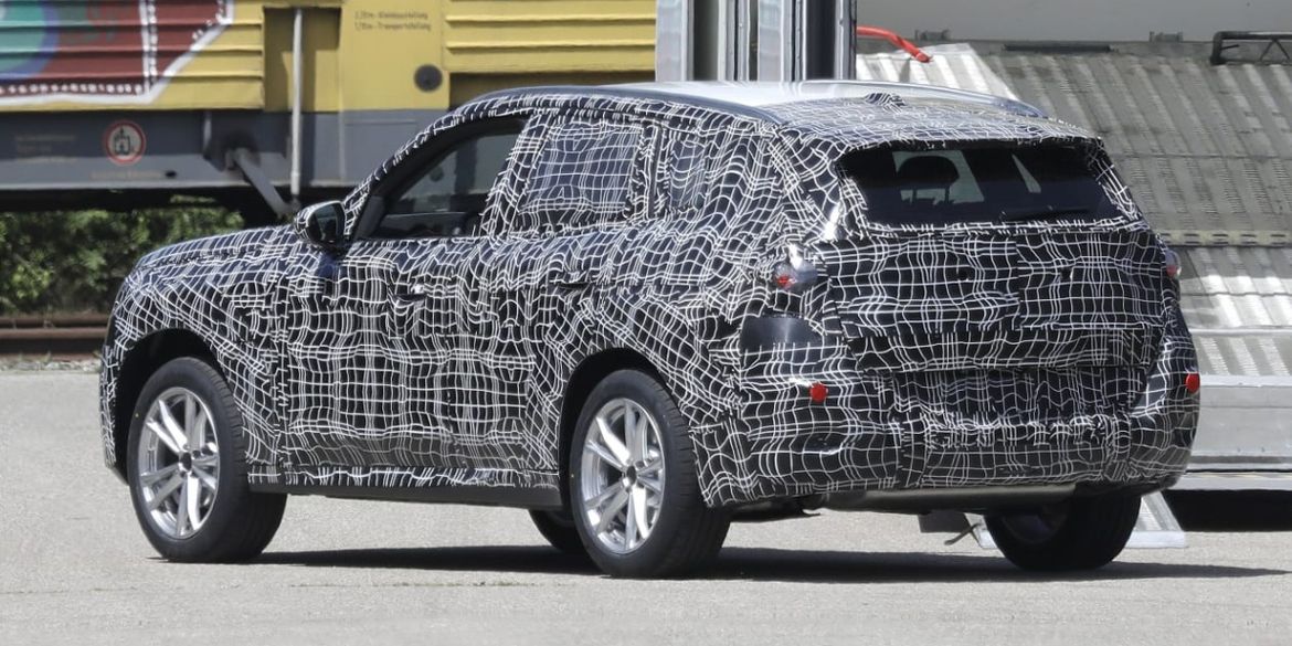 Новый BMW X3 попался фотошпионам на дорожных тестах