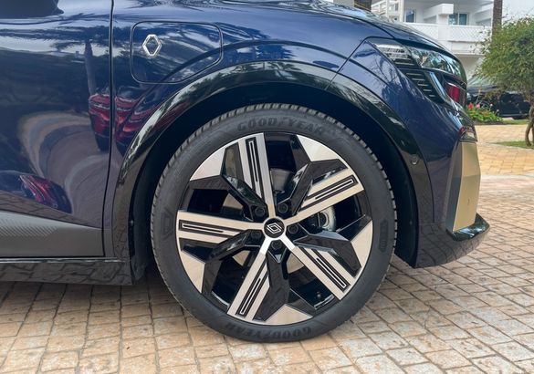 Renault Megane E-Tech поедет на шинах Goodyear