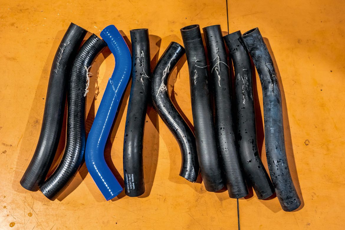 Тест патрубков системы охлаждения для Lada: испытываем и «морозим» 9 образцов