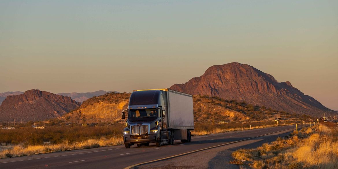 Капотный тягач Western Star 57X представили в Америке