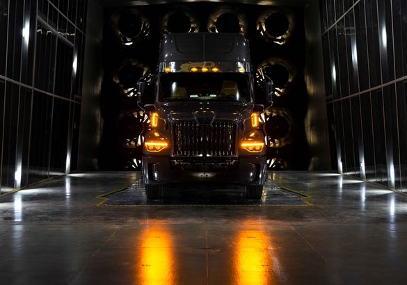 Капотный тягач Western Star 57X представили в Америке