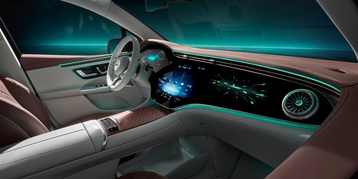 Mercedes-Benz рассекретил салон кроссовера EQE