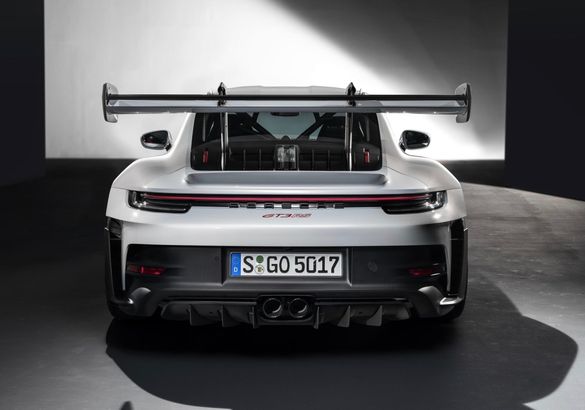 Новый Porsche 911 GT3 RS обуздал встречный ветер