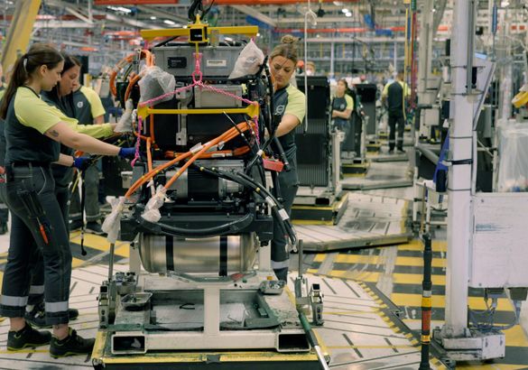 Электрические крупнотоннажники Volvo встали на конвейер в Швеции