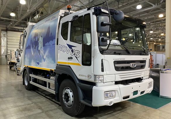 Новый мусоровоз на шасси Daewoo Novus представили в Москве