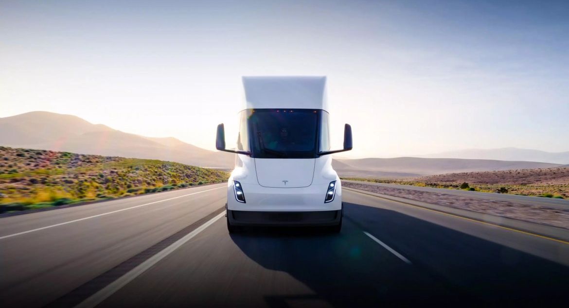 Первые cерийные грузовики Tesla будут возить газировку