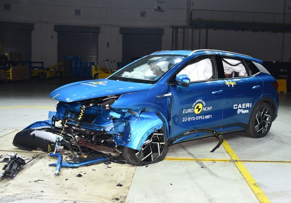 Euro NCAP разбила Mercedes EQE, такси от Renault и еще восемь машин: результаты