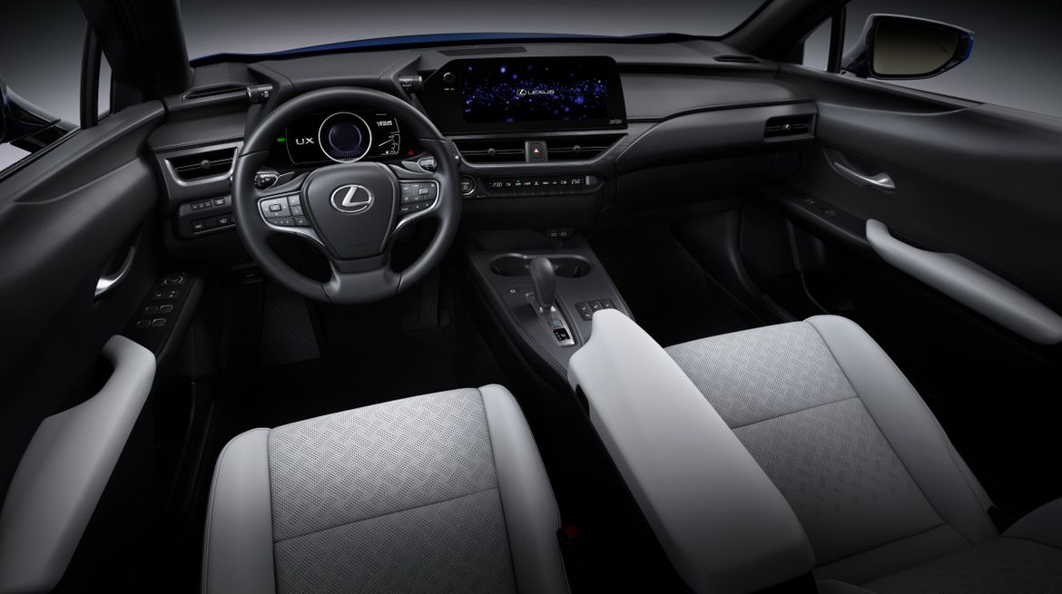 Lexus обновил компактный электрокроссовер UX