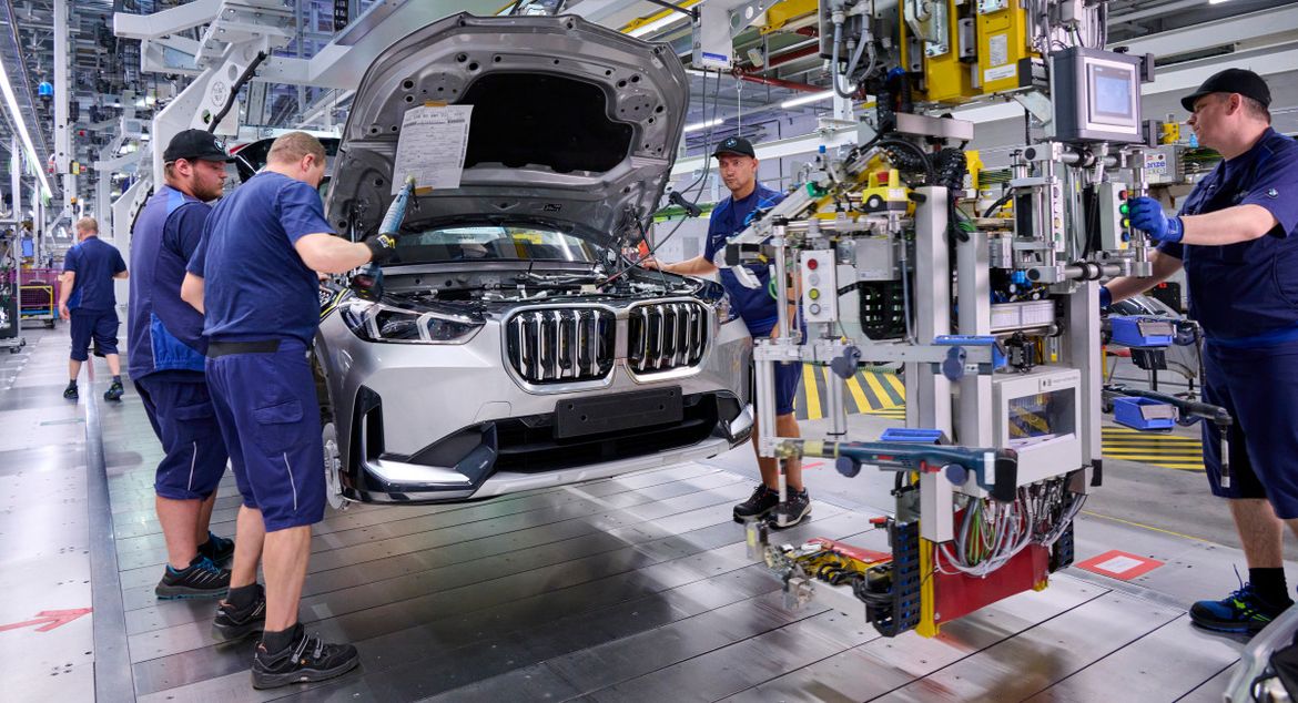 Новый BMW iX1 встал на конвейер