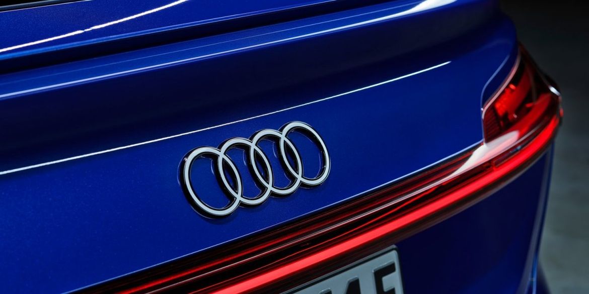 Машины Audi получат двухцветный логотип