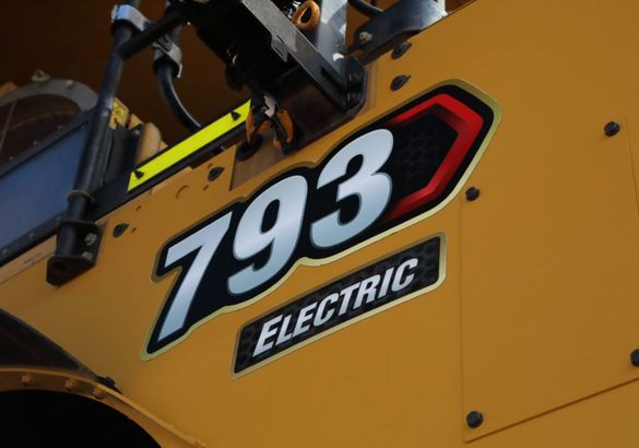 Caterpillar показал публике полностью электрический карьерный самосвал