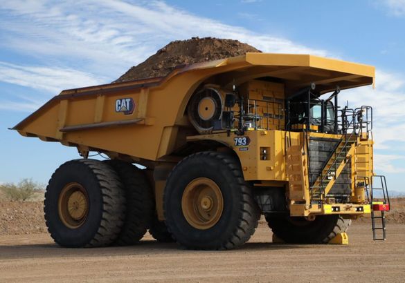 Caterpillar показал публике полностью электрический карьерный самосвал