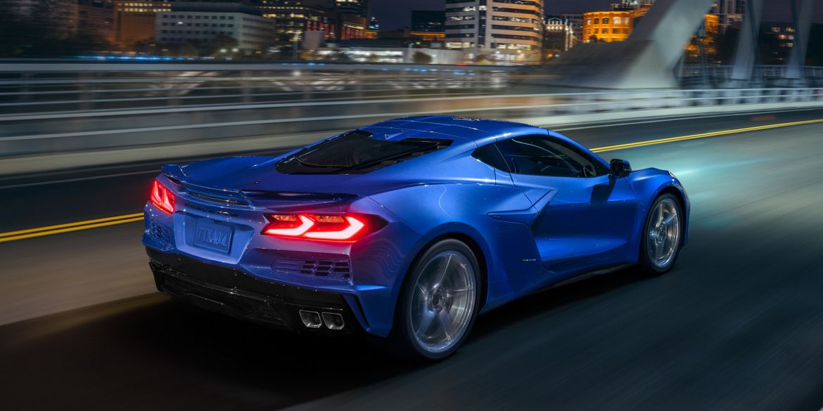 Chevrolet Corvette стал полноприводным гибридом в 70 лет