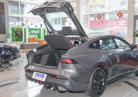 Лифтбек Changan Uni-V по цене годовалой Octavia дебютировал в России