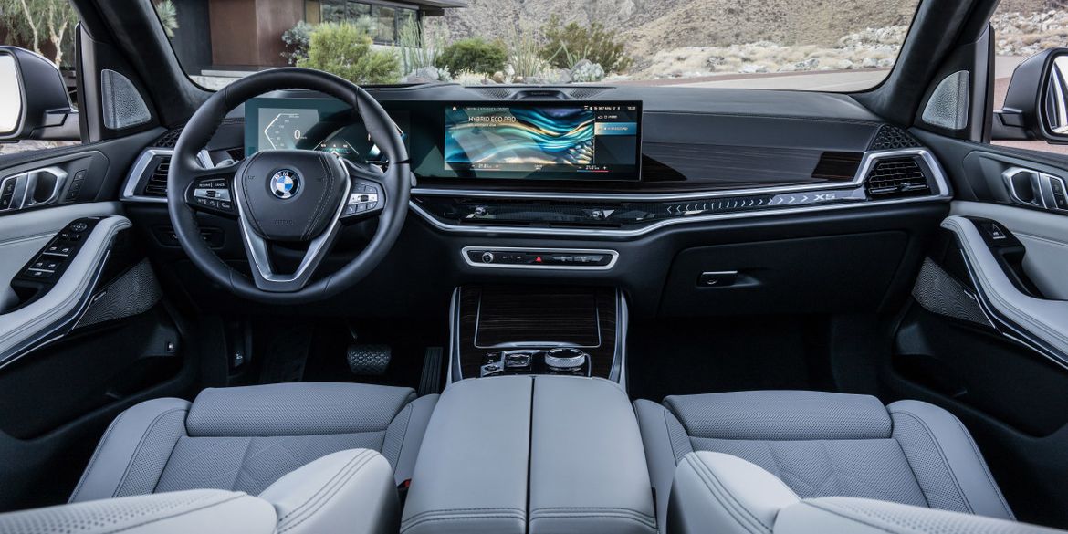 BMW представила рестайлинговые кроссоверы X5 и X6