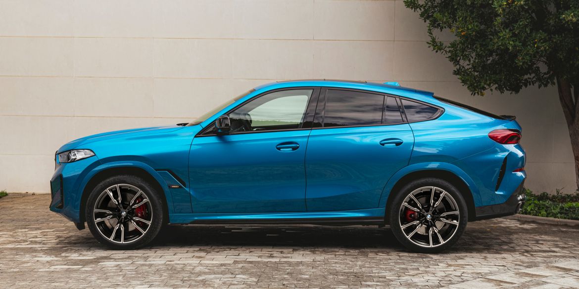 BMW представила рестайлинговые кроссоверы X5 и X6