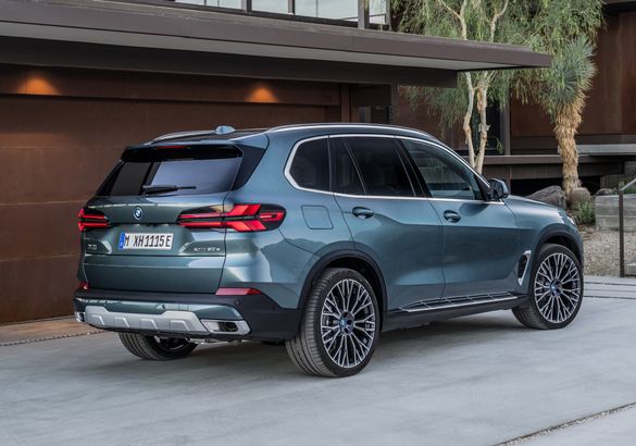 BMW представила рестайлинговые кроссоверы X5 и X6