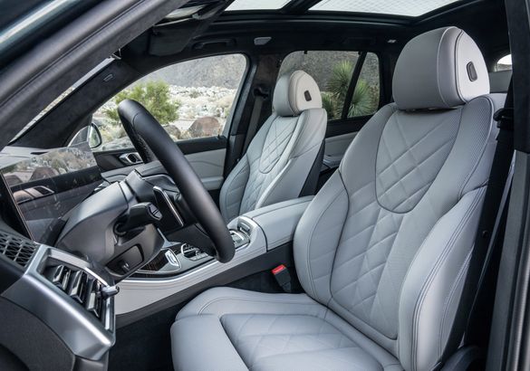 BMW представила рестайлинговые кроссоверы X5 и X6