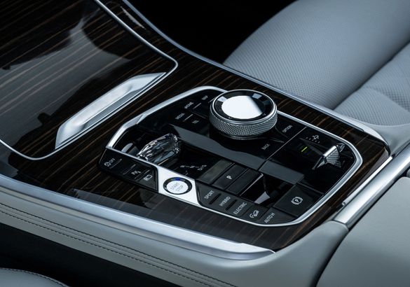 BMW представила рестайлинговые кроссоверы X5 и X6