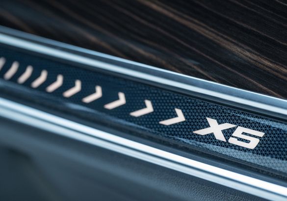 BMW представила рестайлинговые кроссоверы X5 и X6