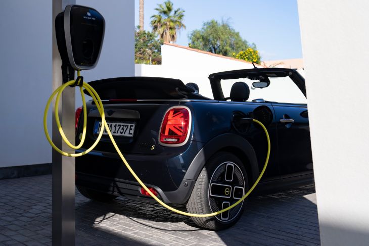 Mini представил первый серийный четырехместный электрокабриолет в истории